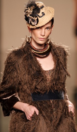 Uno de los diseños de Victorio&Lucchino presentado en Cibeles Madrid Fashion Week (Efe)