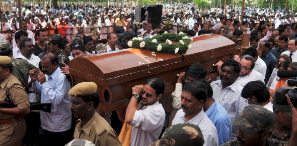 Miles de personas despiden el féretro de Vicente Ferrer en la India (Efe)