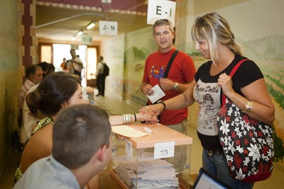 Ciudadanos votan en el referéndum del pasado 13 de septiembre en Arenys de Munt.