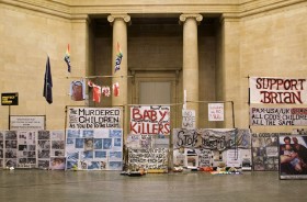 Protesta anti guerra, de Mark Wallinger, ganador del Premio Turner en 2007