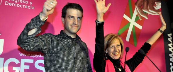 Rosa Díez y Gorka Maneiro, durante su comparecencia ante los medios tras conocer los resultados de las elecciones autonómicas