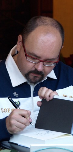 Ruiz Zafón firma ejemplares en España de su último libro.