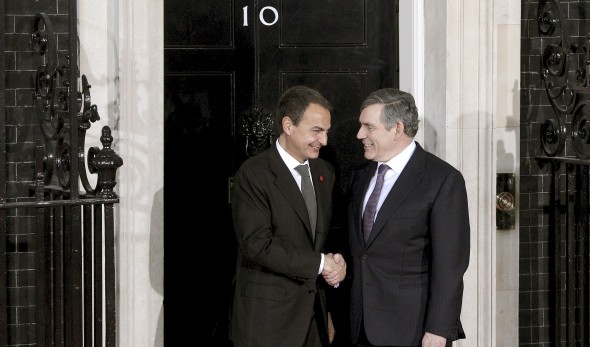 Rodríguez Zapatero, que ha viajado sin su esposa, saluda a Brown. Efe