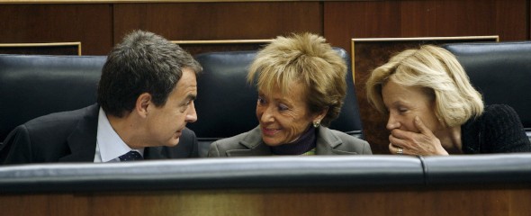 Zapatero conversa en el Congreso con De la Vega y Salgado. Efe