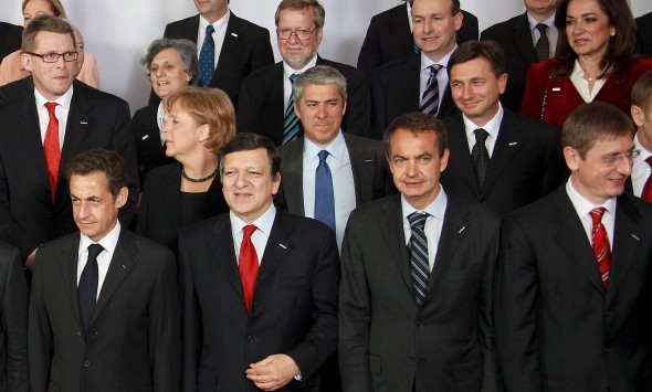 José Luis Rodríguez Zapatero (2d, abajo), posa junto al presidente francés, Nicolás Sarkozy (i), el presidente de la Comisión Europea, el portugués José Manuel Durao Barroso (2i), y el primer ministro húngaro, Ferenc Gyurcsany (d), entre otros, durante el primer día de la cumbre de jefes de Estado y Gobierno de la Unión Europea (UE) que se celebró en Bruselas. Efe