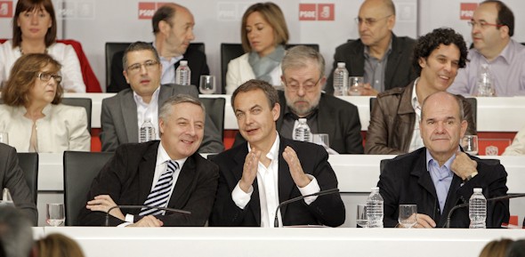 El presidente del Gobierno, José Luis Rodríguez Zapatero (c), ha anunciado hoy que no volverá a ser candidato en las próximas elecciones generales en su intervención ante el Comité Federal del PSOE que se celebra en Madrid. A su lado, el ministro de Fomento, José Blanco (i) y el presidente del PSOE y ministro de Política Territorial, Manuel Chaves. EFE/Emilio Naranjo