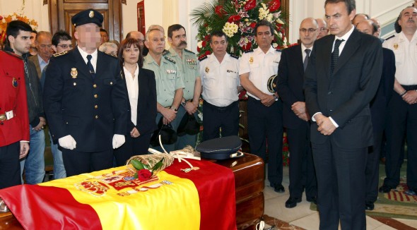 Zapatero ha impuesto una medalla al fallecido. Efe