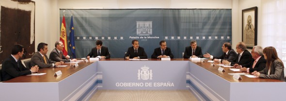 El presidente del Gobierno, José Luis Rodríguez Zapatero (c-2i), y el ministro de Trabajo e Inmigración, Celestino Corbacho (c-2d), durante la reunión mantenida con representantes de las principales organizaciones de autónomos en el Palacio de La Moncloa. Efe<br />