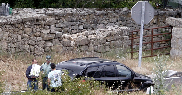 Agentes de las Fuerzas de Seguridad trasladan el material encontrado en el zulo de ETA hallado hoy de forma fortuita al derribar un muro en unas obras en el término municipal de Los Molinos, cerca de la carretera A-6, en las proximidades de Madrid. Los agentes encontraron dos pistolas, además de un recipiente con el anagrama de ETA que contenía una cantidad indeterminada de una sustancia en polvo. EFE