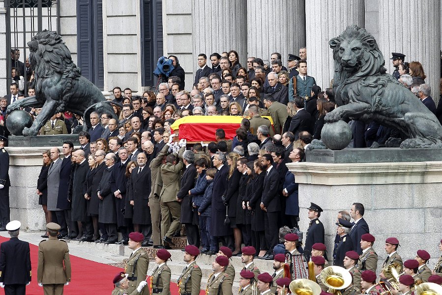 EL FÉRETRO DE ADOLFO SUÁREZ ABANDONA EL CONGRESO DE LOS DIPUTADOS