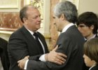 IMG 01611  José Antonio Monago, presidente extremeño, saluda al hijo de Adolfo Suárez. Foto: Junta de Extremadura