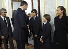principe familia capilla suarez efe  El Príncipe Felipe saluda los nietos de Adolfo Suárez, en presencia de los hijos del expresidente Adolfo  y Sonsóles , a su llegada a la capilla ardiente de Adolfo Suárez EFE/ Juanjo Martín : GOBIERNO, HOMENAJE, JEFATURAS DE ESTADO/ MONARQUÍA, MUERTE