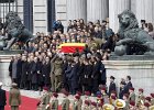 EL FÉRETRO DE ADOLFO SUÁREZ ABANDONA EL CONGRESO DE LOS DIPUTADOS  El féretro de Adolfo Suárez, portado por un piquete de honor, ha abandonado el Congreso de los Diputados por la escalinata de la Puerta de los Leones. EFE : Cámara baja - congreso, Death, Gobierno nacional, Lower house, Muerte, National government